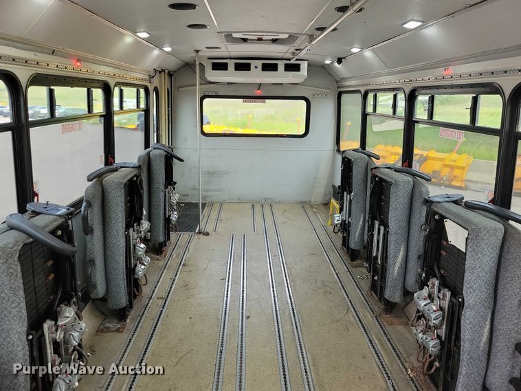 image for item DX7258 2010 Ford F650 shuttle bus