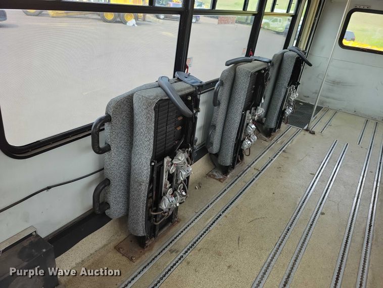 image for item DX7258 2010 Ford F650 shuttle bus