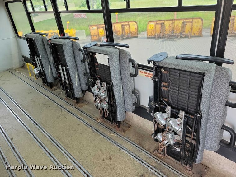 image for item DX7258 2010 Ford F650 shuttle bus