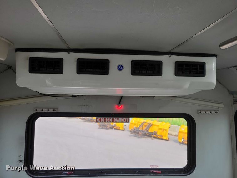 image for item DX7258 2010 Ford F650 shuttle bus