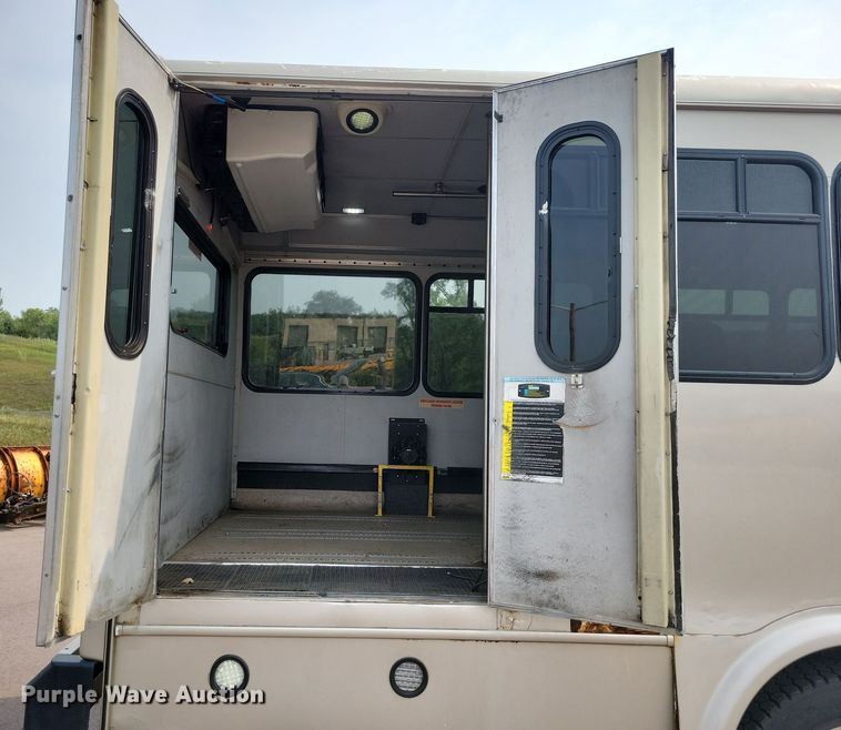 image for item DX7258 2010 Ford F650 shuttle bus