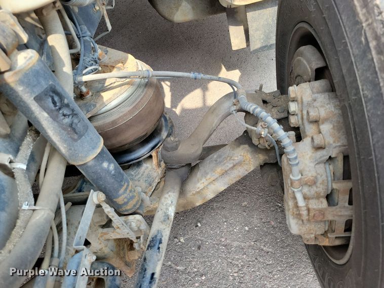 image for item DX7258 2010 Ford F650 shuttle bus