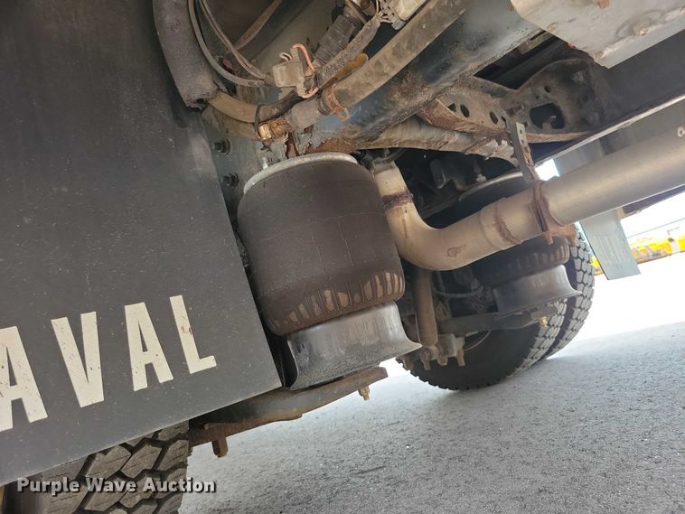 image for item DX7258 2010 Ford F650 shuttle bus