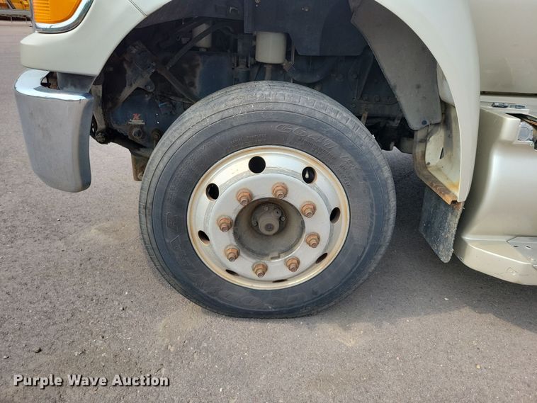 image for item DX7258 2010 Ford F650 shuttle bus