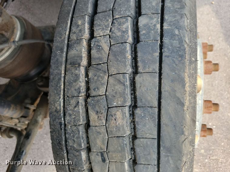 image for item DX7258 2010 Ford F650 shuttle bus