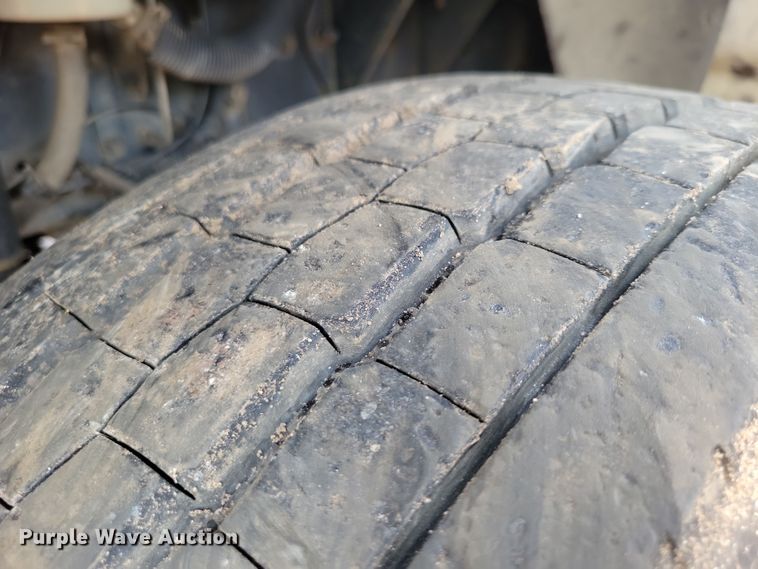 image for item DX7258 2010 Ford F650 shuttle bus