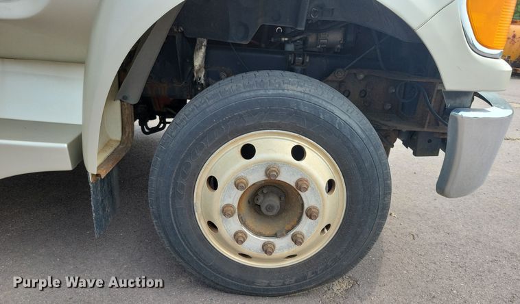 image for item DX7258 2010 Ford F650 shuttle bus