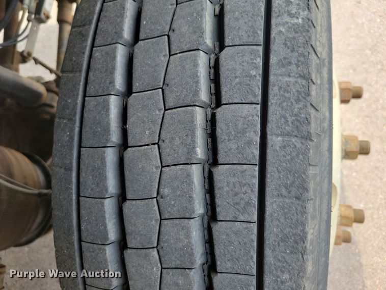 image for item DX7258 2010 Ford F650 shuttle bus