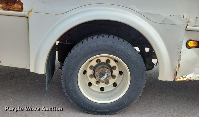 image for item DX7258 2010 Ford F650 shuttle bus