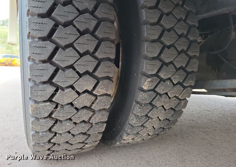 image for item DX7258 2010 Ford F650 shuttle bus