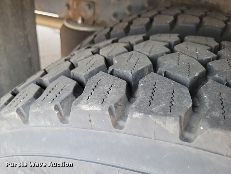 image for item DX7258 2010 Ford F650 shuttle bus