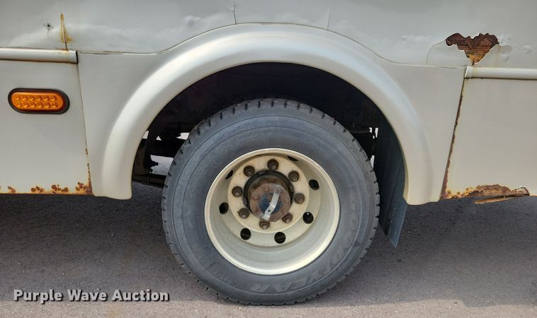 image for item DX7258 2010 Ford F650 shuttle bus