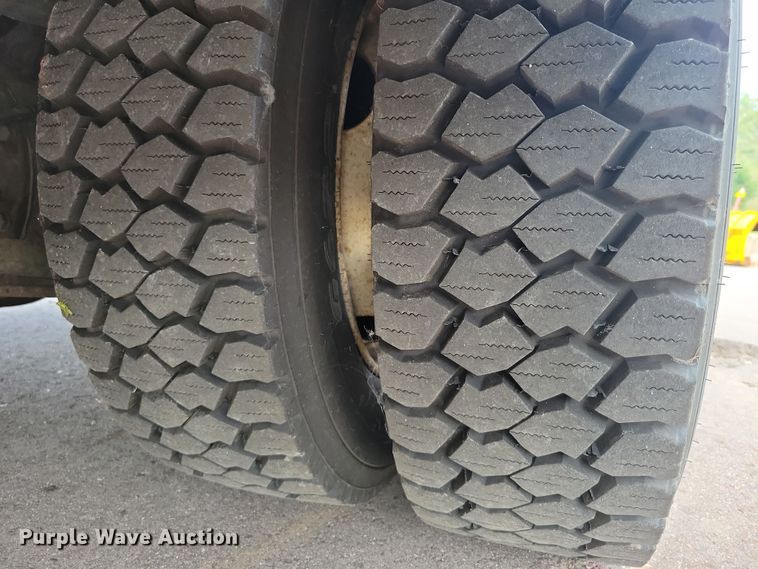 image for item DX7258 2010 Ford F650 shuttle bus