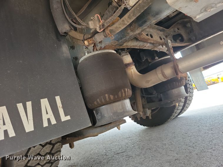 image for item DX7258 2010 Ford F650 shuttle bus