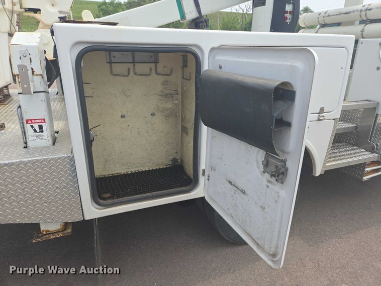 image for item DX7260 2015 Ford F550 bucket truck