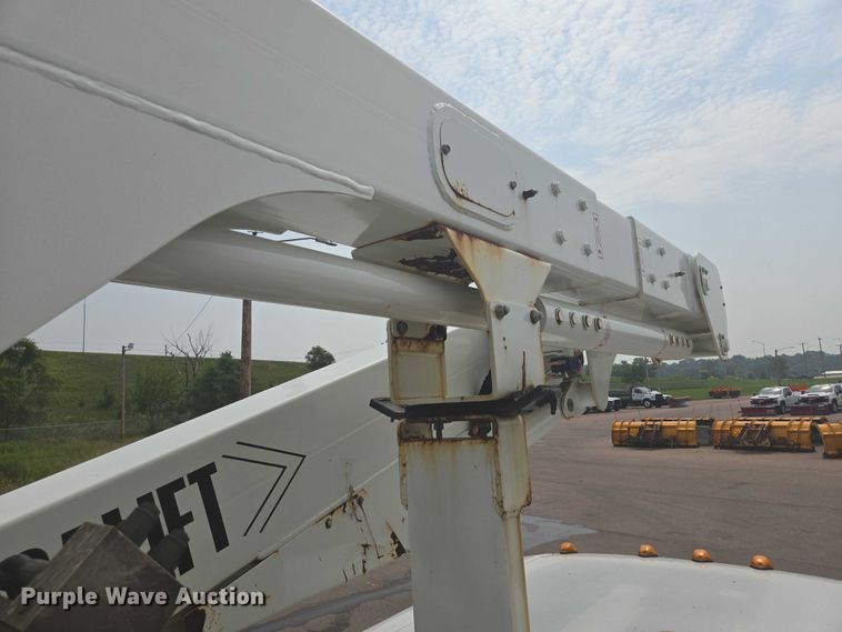 image for item DX7260 2015 Ford F550 bucket truck