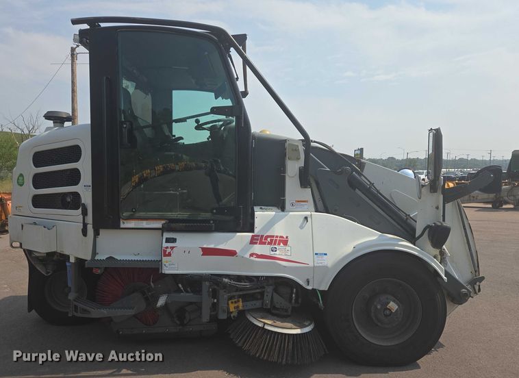 image for item DX7264 2013 Elgin Pelican Series NP street sweeper