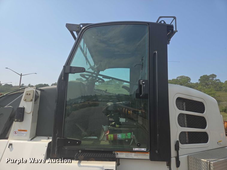 image for item DX7264 2013 Elgin Pelican Series NP street sweeper