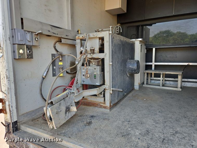 image for item DX7267 2009 Ford F550 box truck