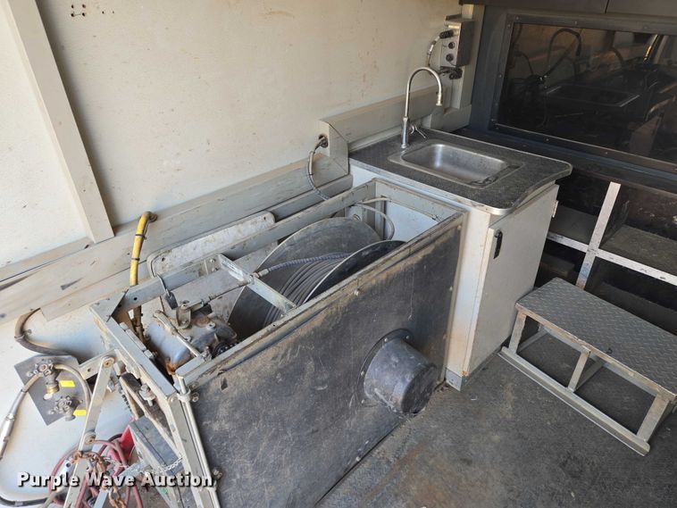 image for item DX7267 2009 Ford F550 box truck