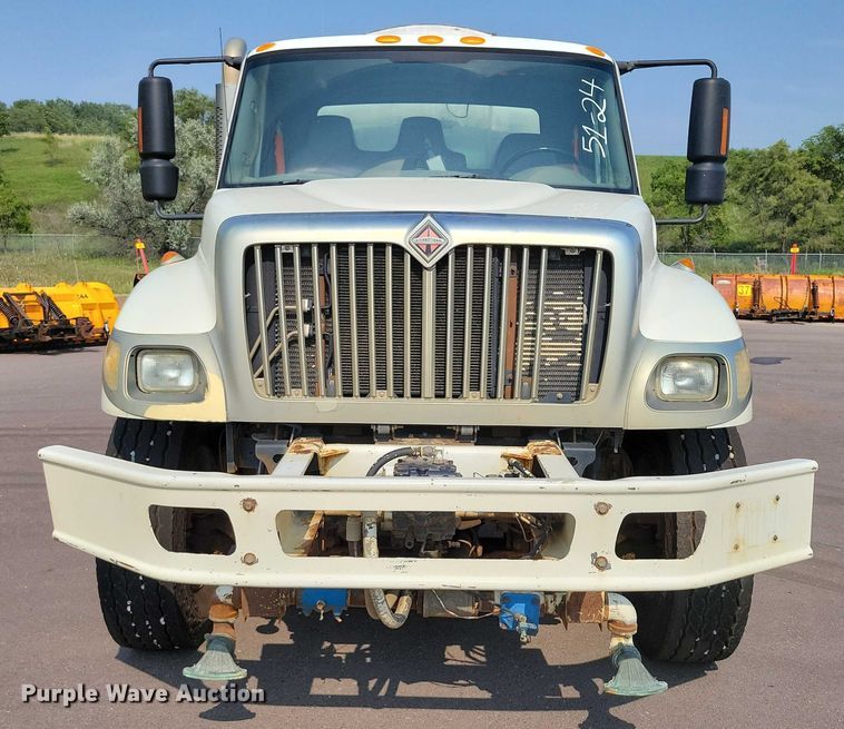 image for item DX7268 2004 International  7400 water truck