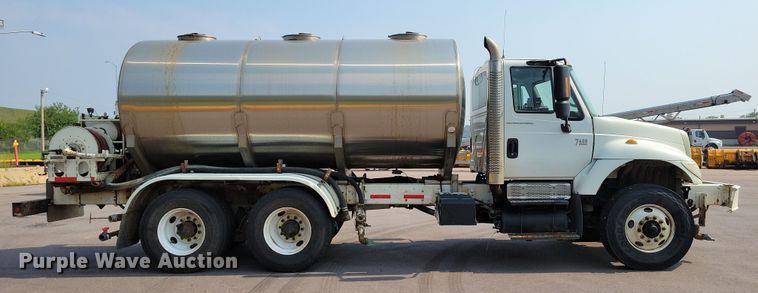 image for item DX7268 2004 International  7400 water truck