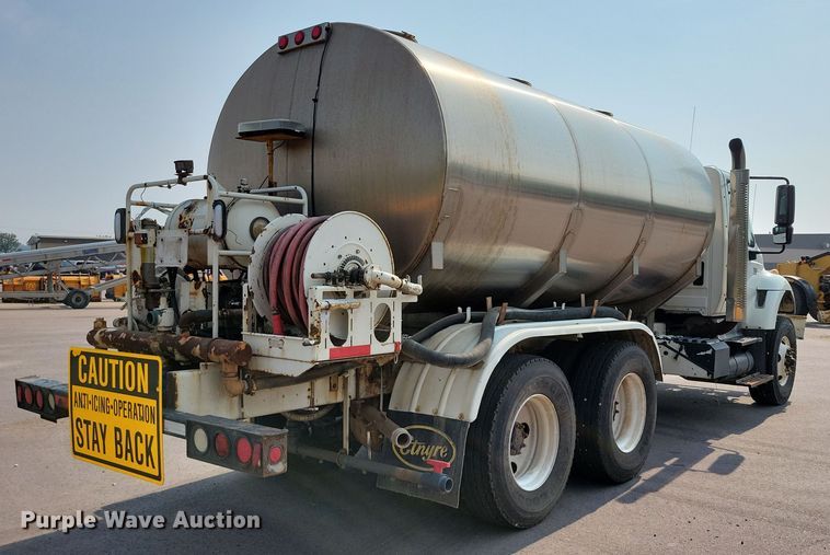 image for item DX7268 2004 International  7400 water truck