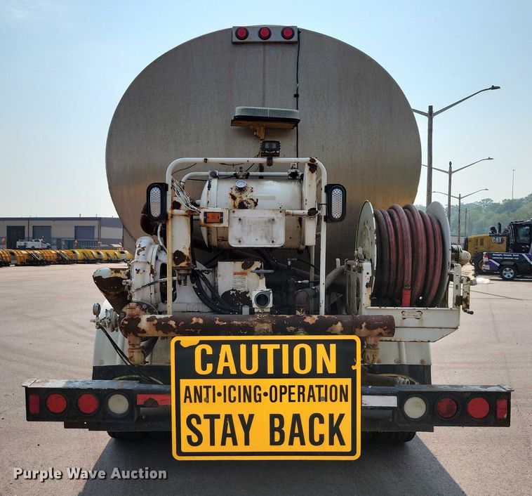 image for item DX7268 2004 International  7400 water truck