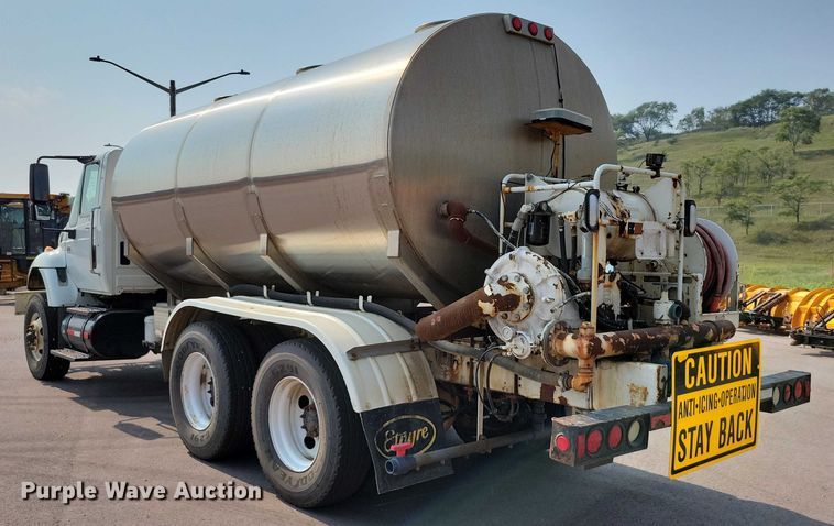 image for item DX7268 2004 International  7400 water truck