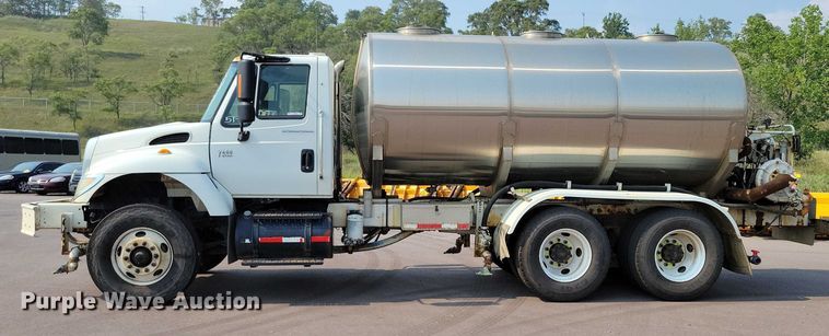 image for item DX7268 2004 International  7400 water truck