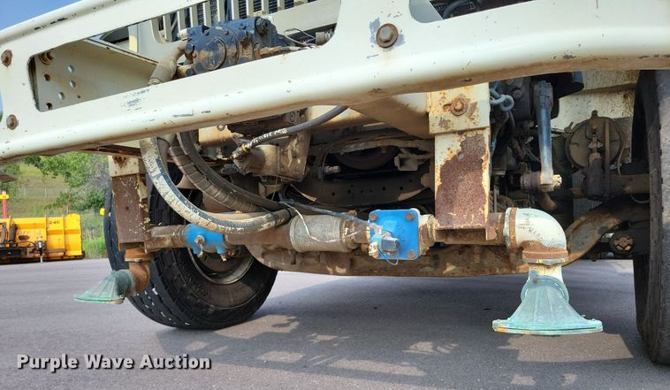 image for item DX7268 2004 International  7400 water truck