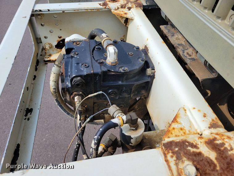 image for item DX7268 2004 International  7400 water truck