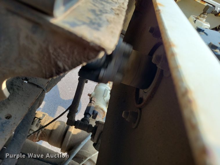 image for item DX7268 2004 International  7400 water truck