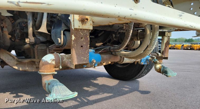 image for item DX7268 2004 International  7400 water truck