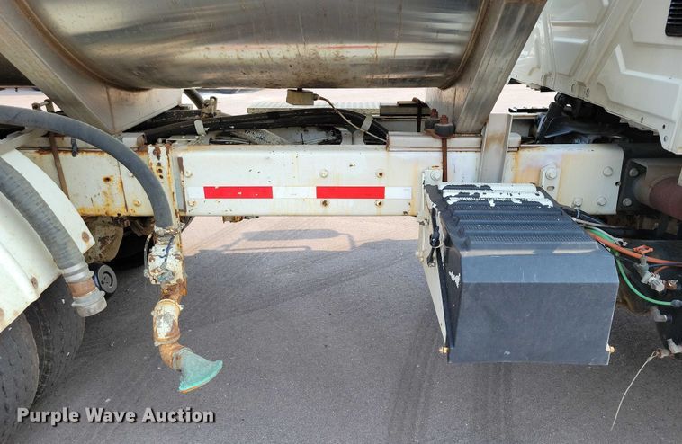 image for item DX7268 2004 International  7400 water truck