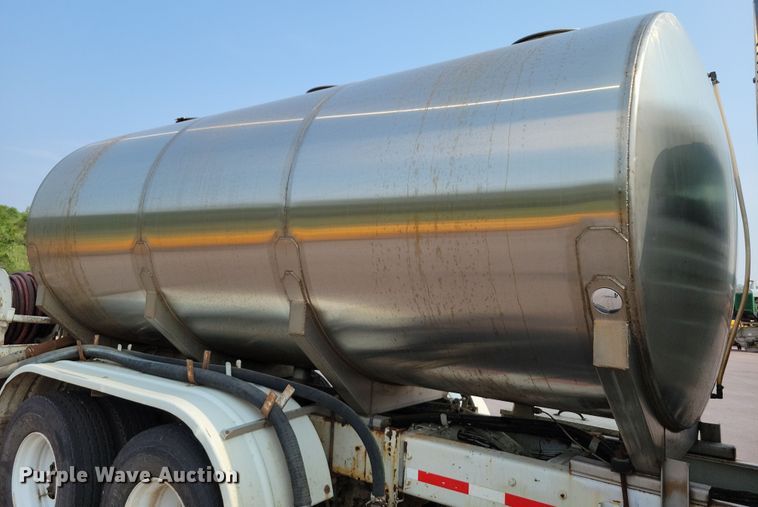 image for item DX7268 2004 International  7400 water truck