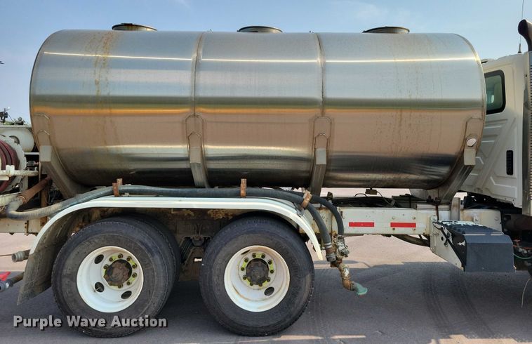image for item DX7268 2004 International  7400 water truck