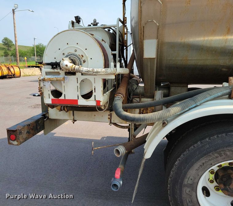 image for item DX7268 2004 International  7400 water truck