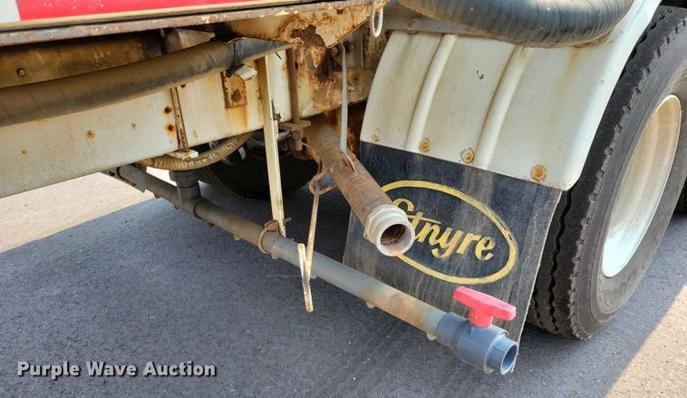 image for item DX7268 2004 International  7400 water truck