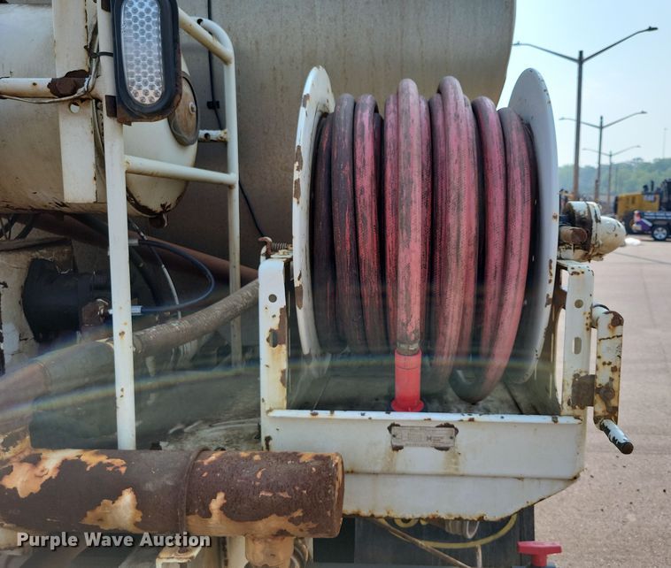 image for item DX7268 2004 International  7400 water truck