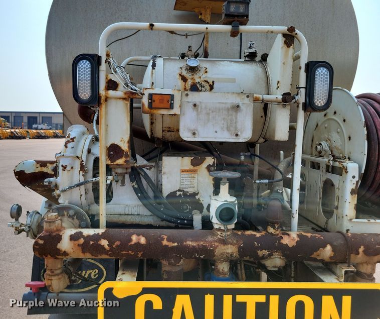 image for item DX7268 2004 International  7400 water truck