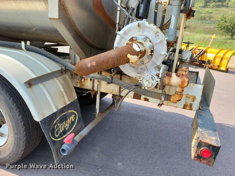 image for item DX7268 2004 International  7400 water truck