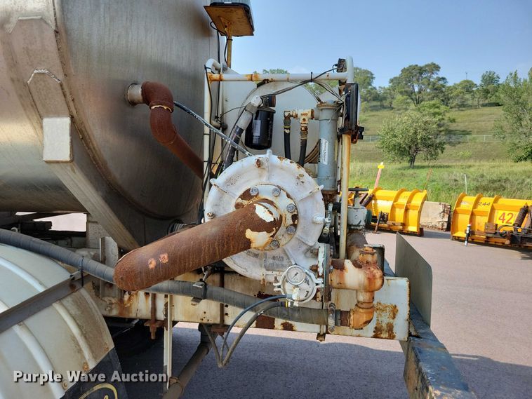 image for item DX7268 2004 International  7400 water truck