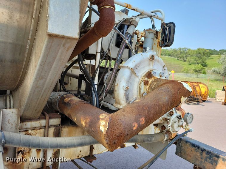 image for item DX7268 2004 International  7400 water truck