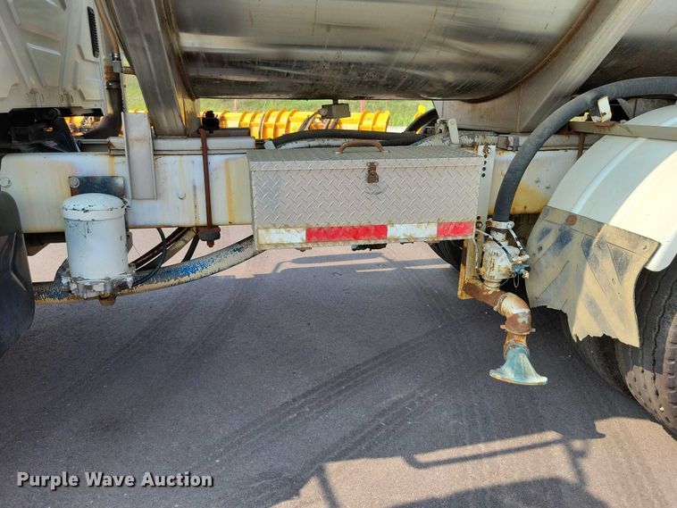 image for item DX7268 2004 International  7400 water truck