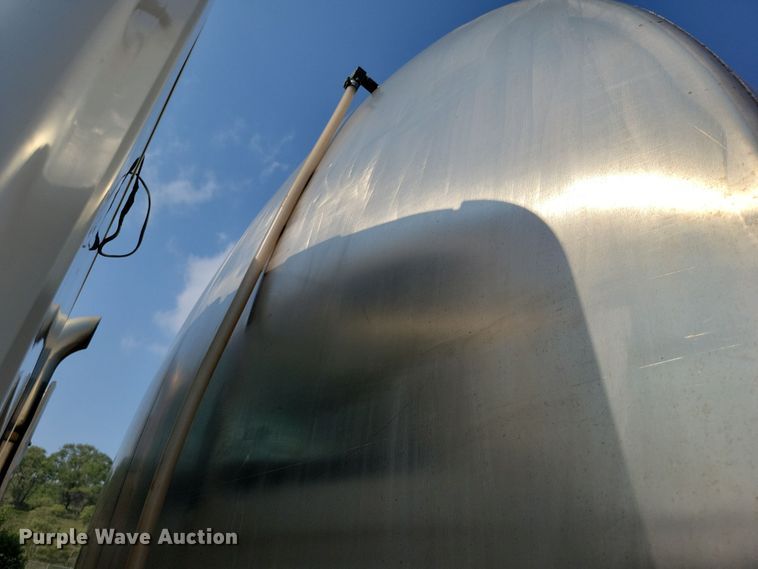 image for item DX7268 2004 International  7400 water truck