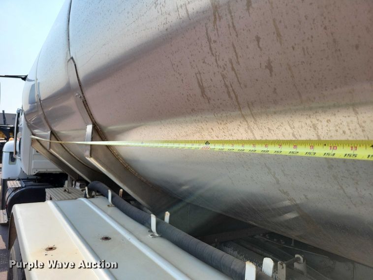 image for item DX7268 2004 International  7400 water truck