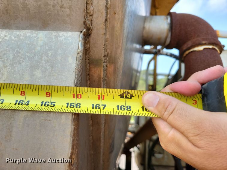 image for item DX7268 2004 International  7400 water truck