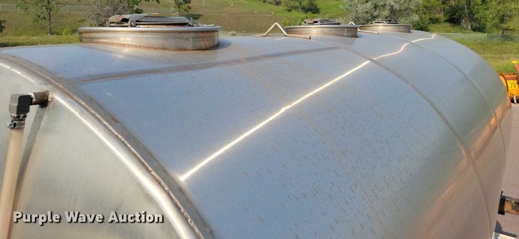 image for item DX7268 2004 International  7400 water truck