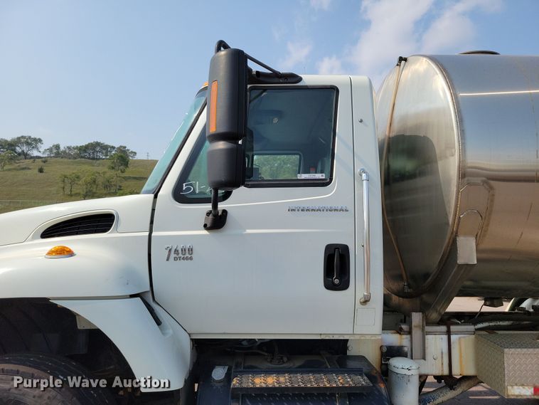 image for item DX7268 2004 International  7400 water truck